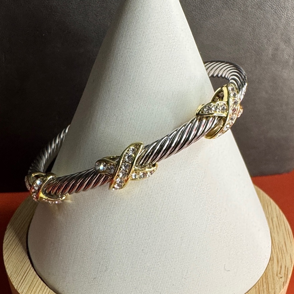 Elegant Two-Tone Cable Bracelet - Picture 2 of 4